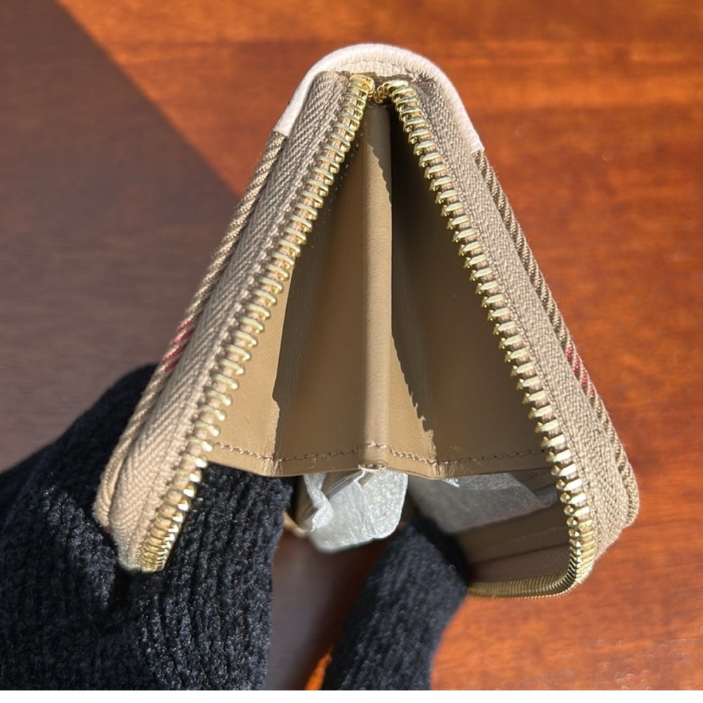 Burberry NWT Tan and Red Checkered Wallet - Picture 7 of 7